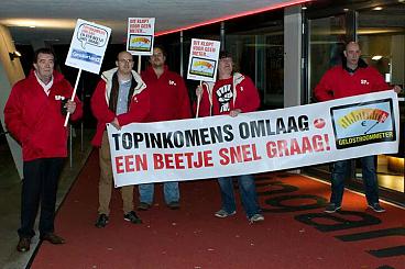 Op 17 november 2014 protesteerde o.a. het geuniformeerde voetvolk van de SP in Apeldoorn tegen de snelle verlaging van de topinkomens. Voor niks.